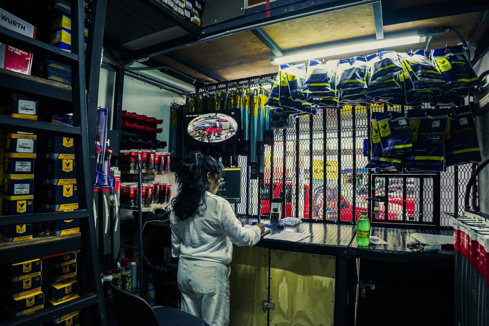 Estantería de refacciones y autopartes en GC Motors